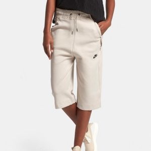 NIKE Tech Pack Fleece Active Sports Capri *NWT*